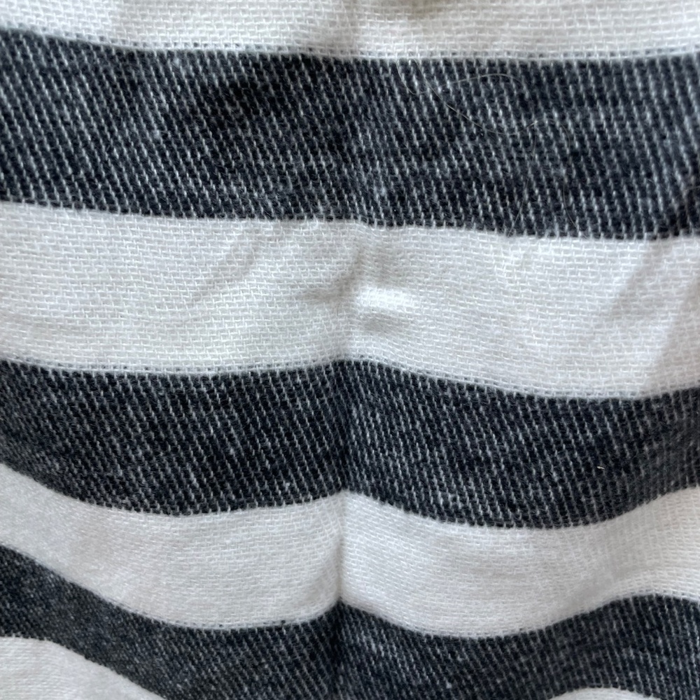 ❤️ GAP GREY & WHITE STRIPED  FRINGE FASHION SCARF - Picture 4 of 4